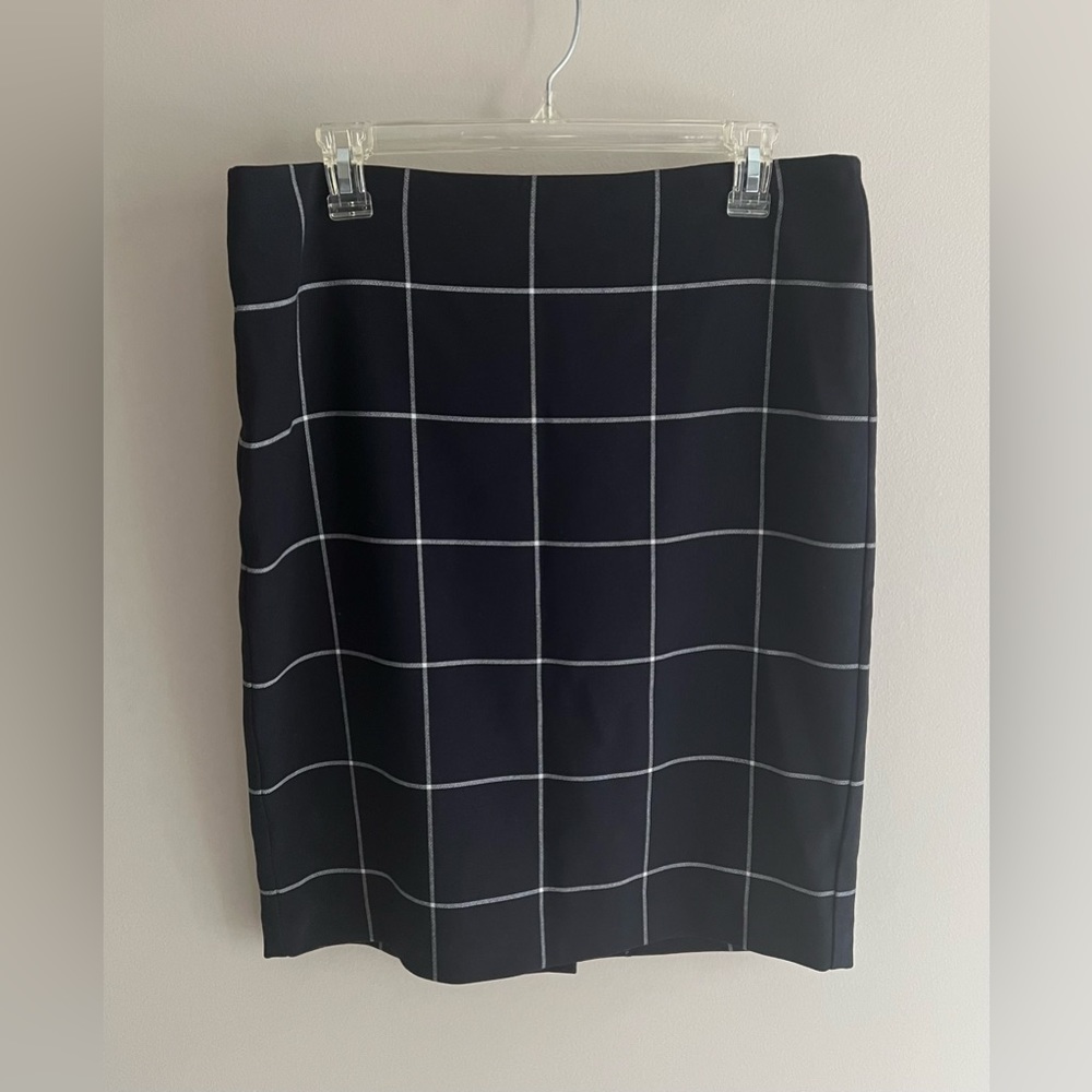 Ann Taylor Factory women’s pencil skirt, size 8, navy blue with white plaid